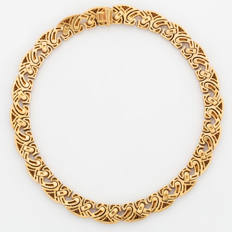 An 18K gold Bulgari necklace set with round brilliant-cut diamonds.