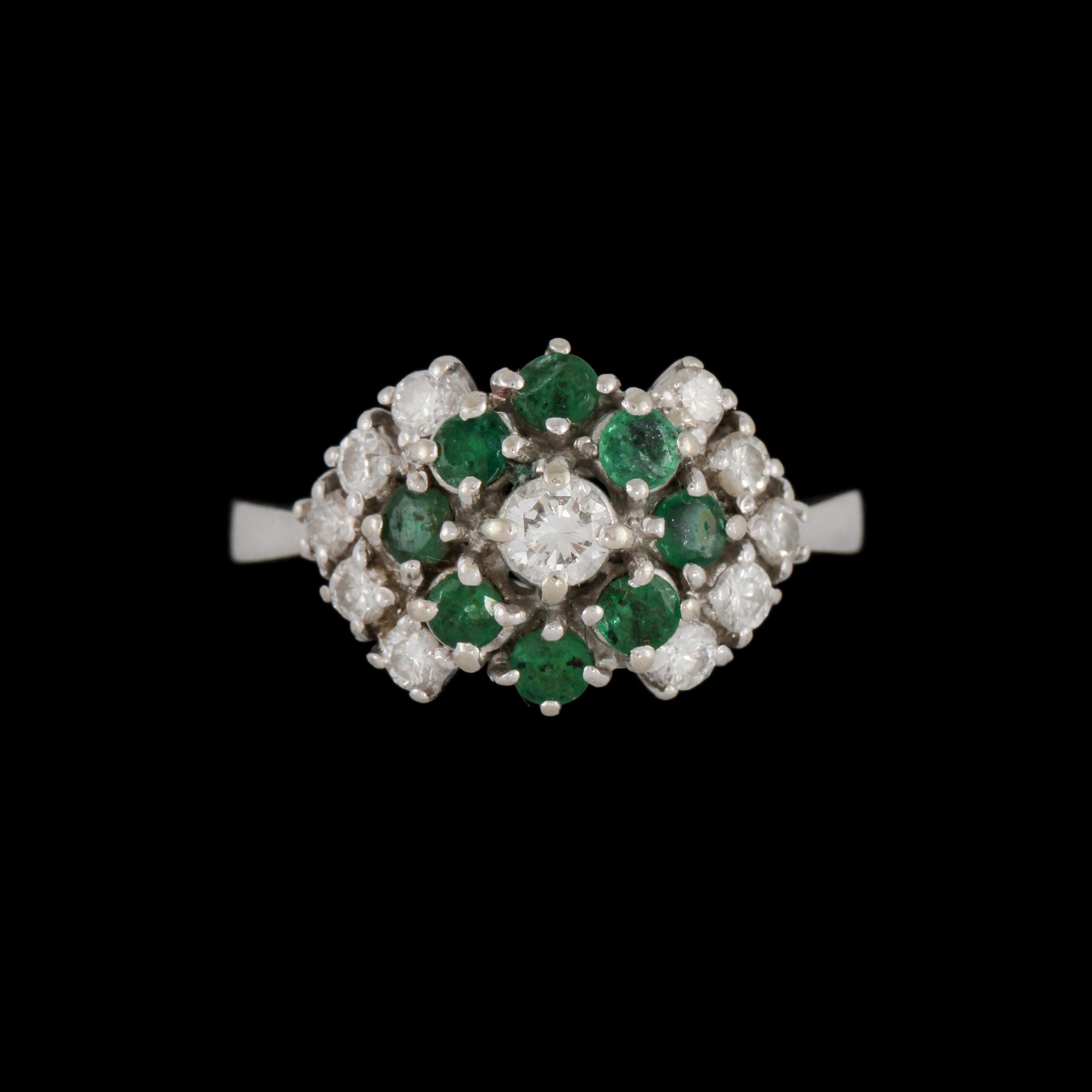 RING, 18k vitguld med 11 briljantslipade diamanter samt 8 fasettslipade smaragder. Vikt 5 g.