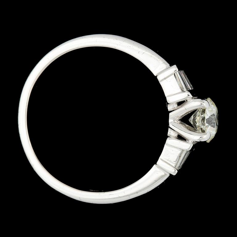 RING, 18k vitguld med briljant- och baguettslipade diamanter ca 0,60ct+ tot ca0,21ct. Vikt 4,3g.