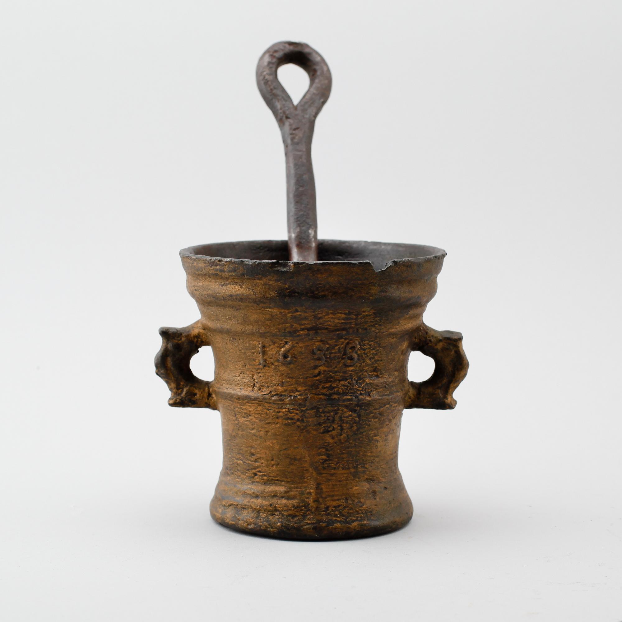 MORTEL MED STÖT, järn, daterad 1688.