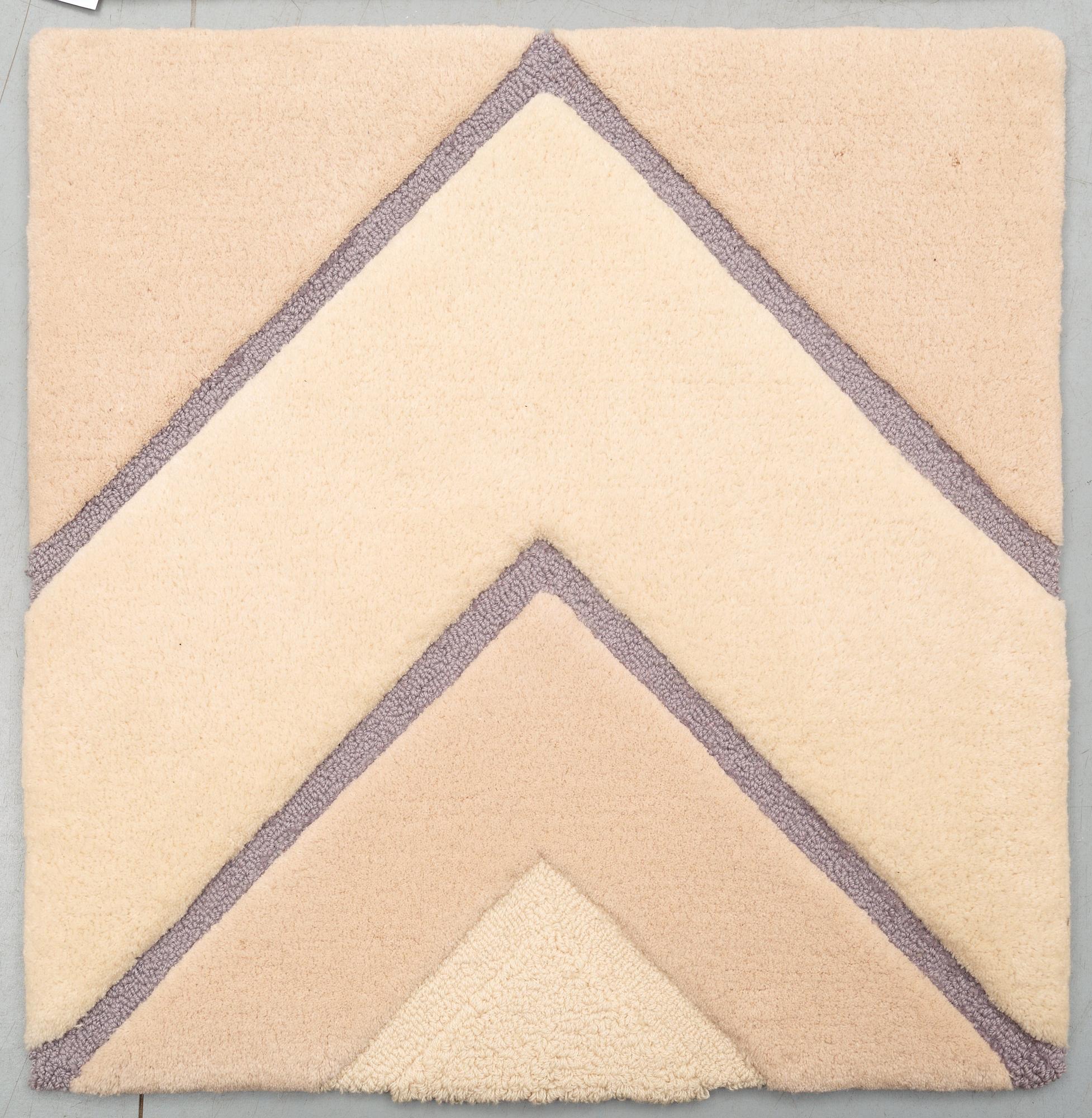 MATTA, 4 delar. Handtuftad i relief. 118,5 x 119 samt tre delar 74,5 x 74 cm var. Berit Woelfer, Kasthall Ateljé AB.