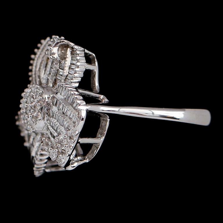 RING, 18 k vitguld, diamanter tot ca 0.70 ct.