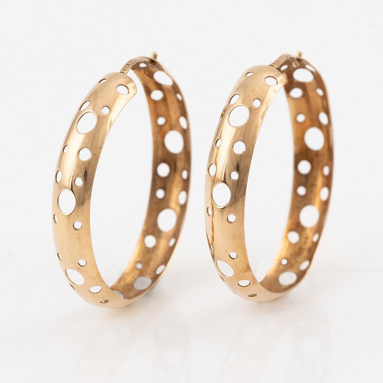 Liisa Vitali,  
earrings, a pair, hoops, 14K gold.