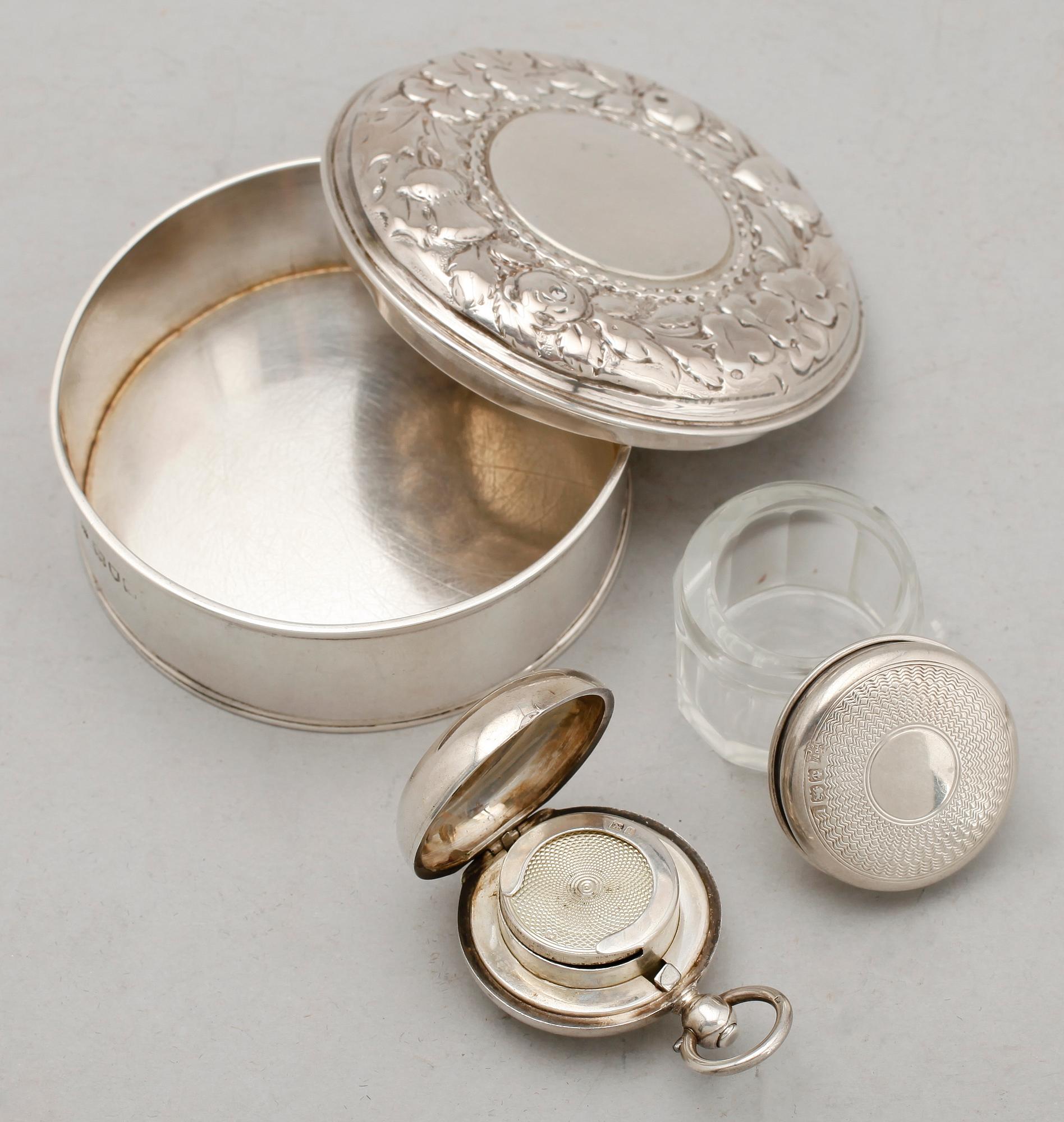 SAMLING SILVERFÖREMÅL, 3 del, England, sekelskiftet 1900. Tot vikt ca 164 g.