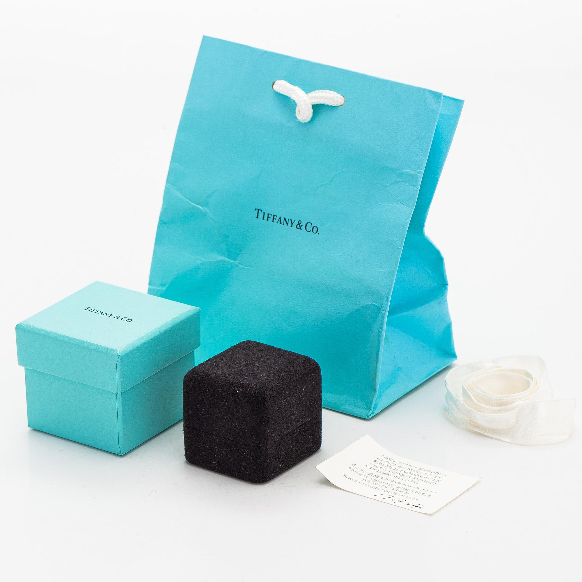 Tiffany & Co, sormus, "Tiffany Setting", platinaa ja briljanttihiottuja timantteja.