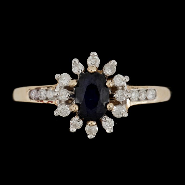 RING, 14k guld safir med briljantslipade diamanter. Vikt ca 2,4 gram.