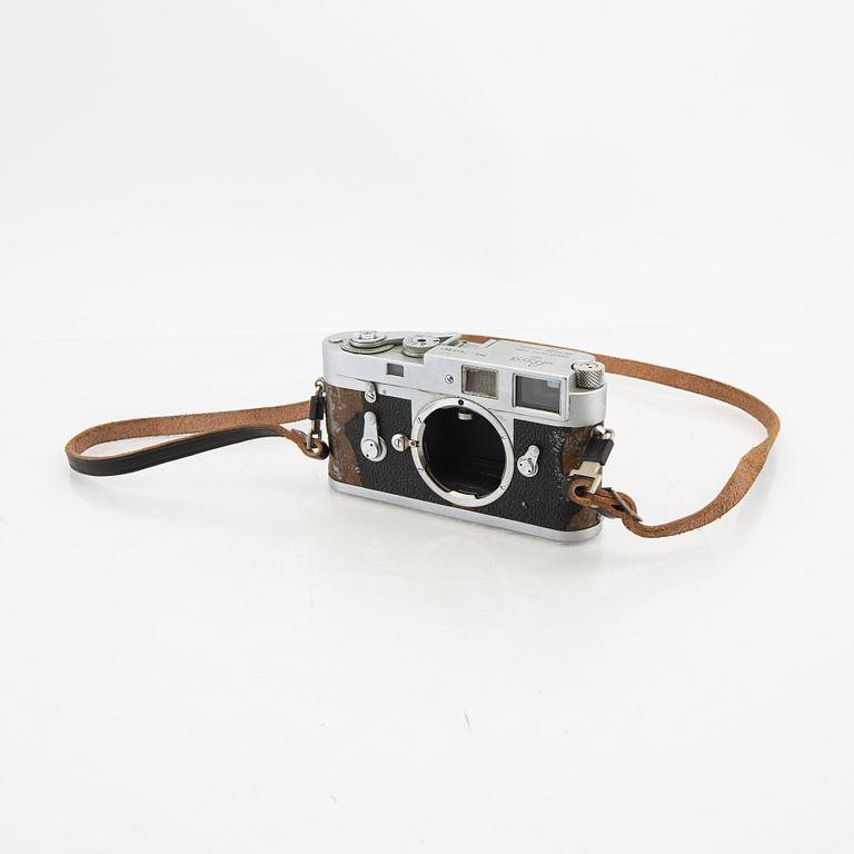Leica camera with 2 lenses from the middle of the 20th century.