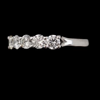 RING, 18K vitguld, briljantslipade diamanter tot ca 1.15 ct.