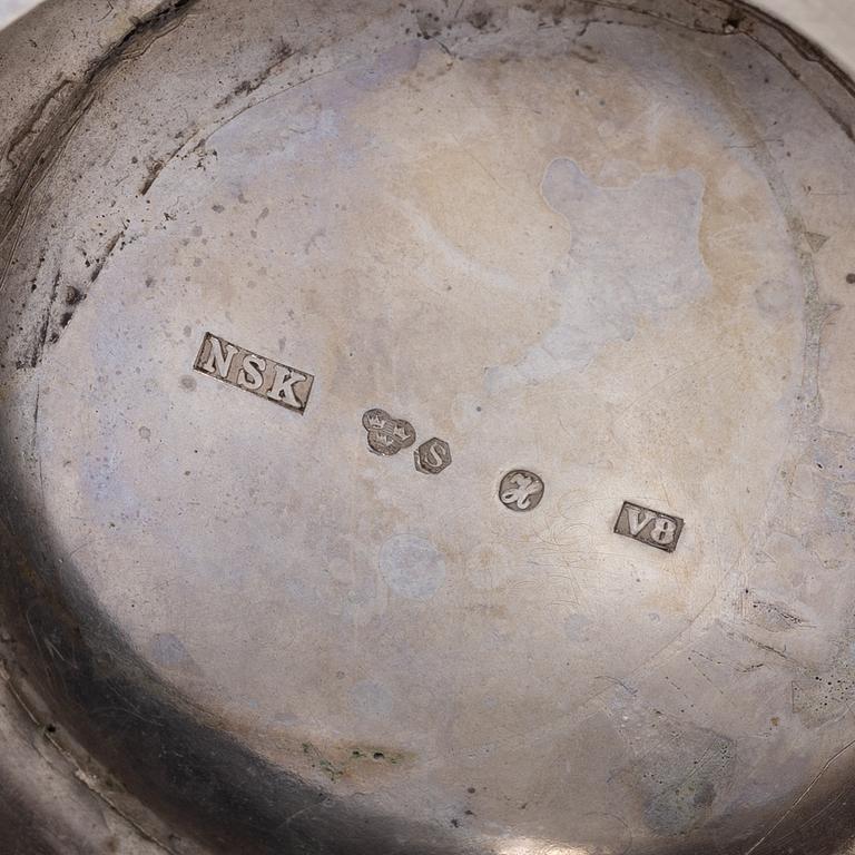 Såskanna, silver, Nordisk Silverkonst, Helsingborg 1947 samt såssked Johan Wahlström, Jönköping 1835.