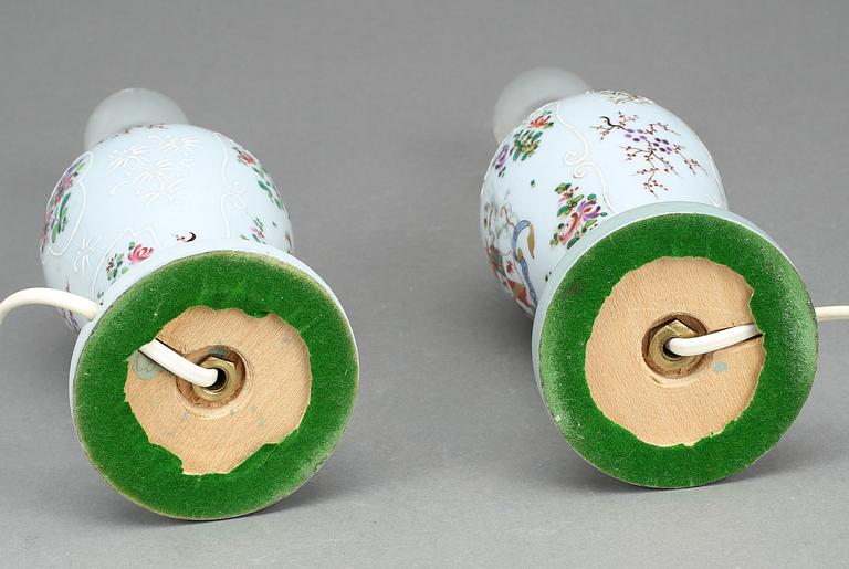 BORDSLAMPOR, ett par, porslin, Samson, Frankrike, 1800-talets andra hälft.