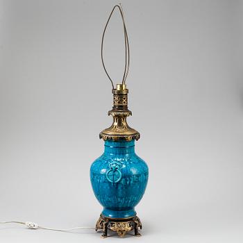 BORDSLAMPA, porslin, Kina, 1900-talets första hälft.