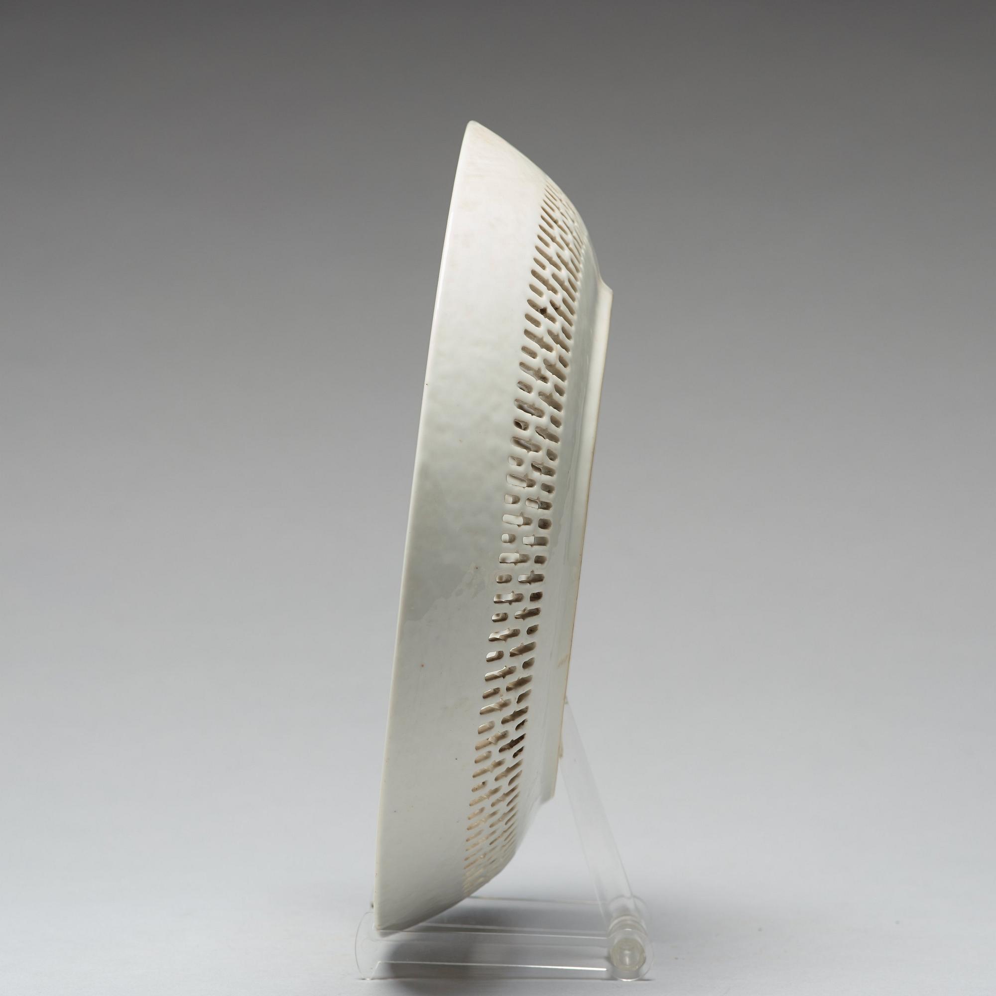 A blue and white armorial dish, Qing dynasty, circa 1790.