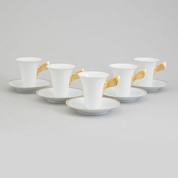 KAFFEKOPPAR PÅ FAT, 5 st, porslin, Médaillon Méandre d'Or, Ikarus, Versace för Rosenthal.