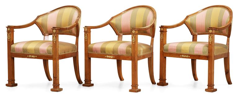 SALONGSGRUPP, åtta delar, bestående av sex karmstolar, en soffa och ett bord. Karl Johan, 1800-talets första hälft.