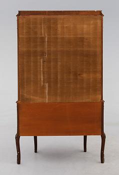VITRINSKÅP, Louis XVI-stil, 1900-talets andra hälft.