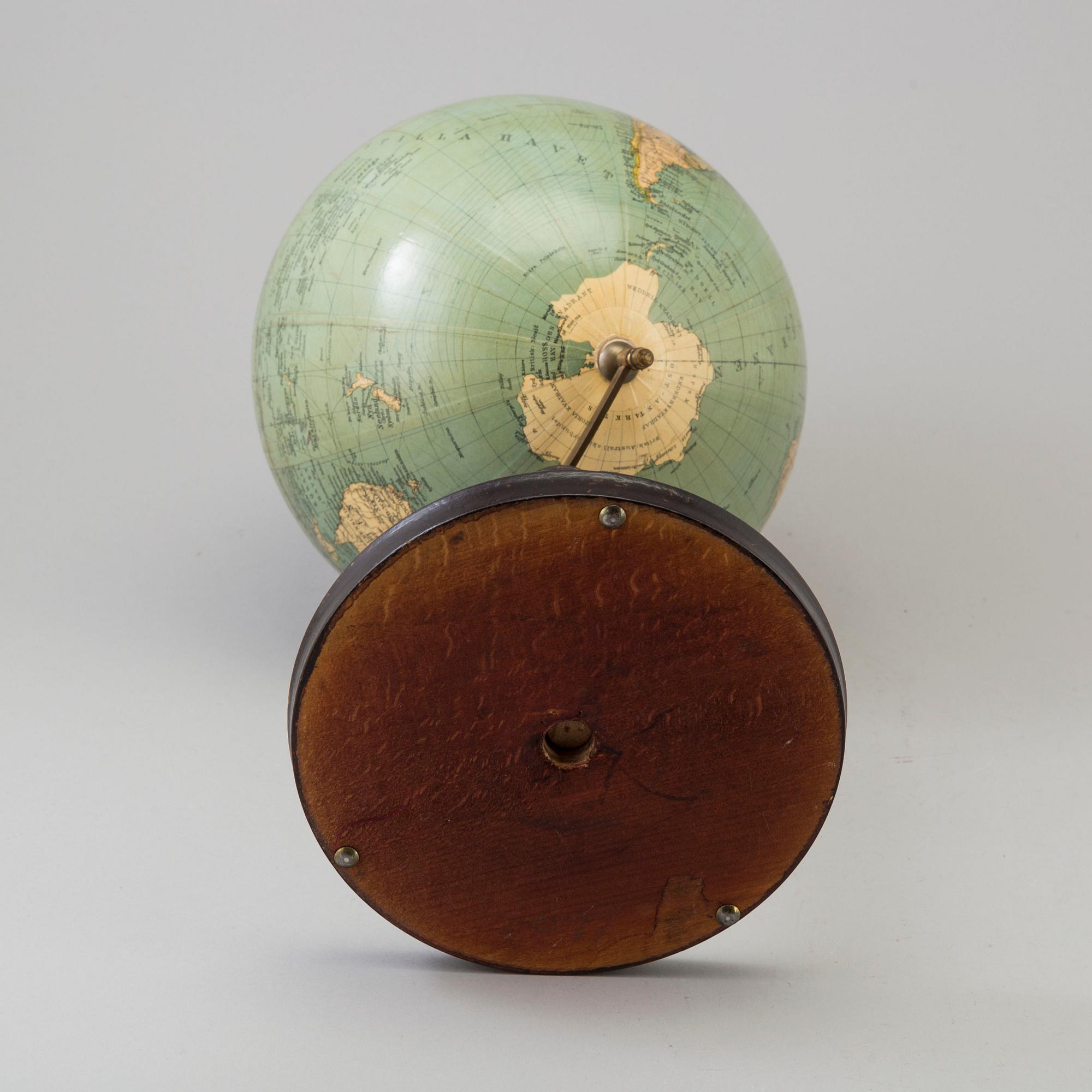 A globe from Nordiska Skolmaterielförlaget, Gunnar Saietz, Stockholm, first half of the 20th Century.