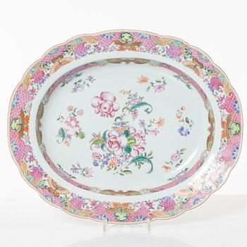 A Chinese famille rose porcelain oval dish and a pair of plates, Qing dynasty, Qianlong (1736-95).