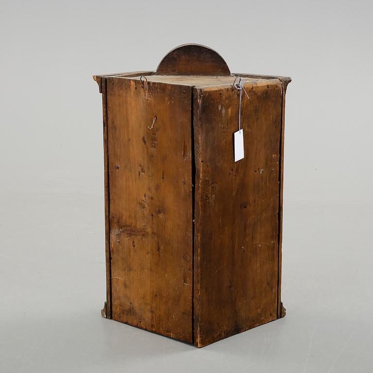 VÄGGHÖRNSKÅP, 1700-tal.