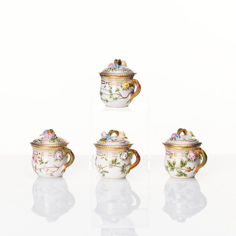 Cremekoppar med fat, fyra stycken, porslin. Royal Copenhagen, "Flora Danica", Danmark, 1900-tal.