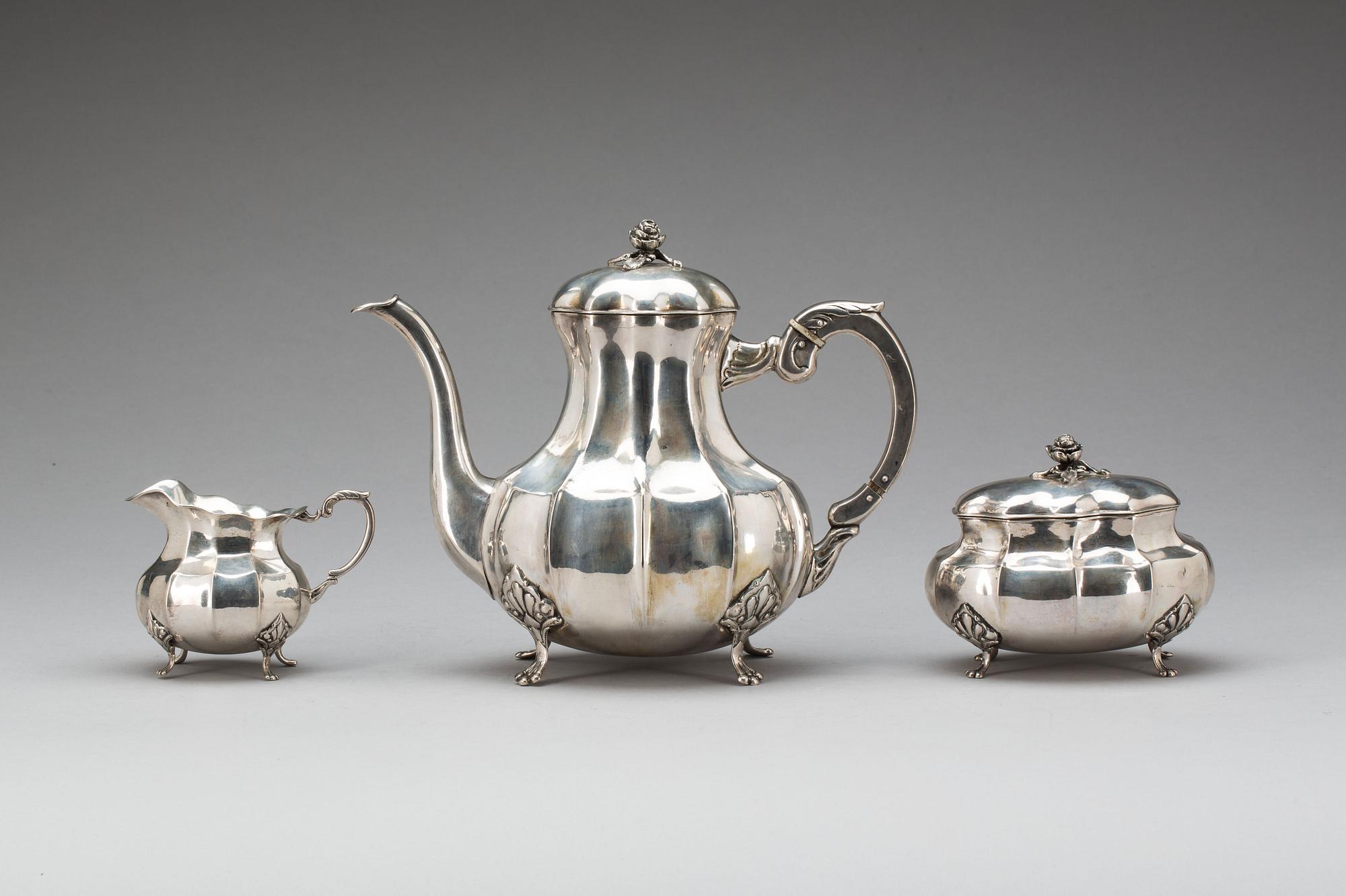 KAFFESERVIS, 3 delar, silver. Rokokostil, svenska importstämplar. Ca 1100g.