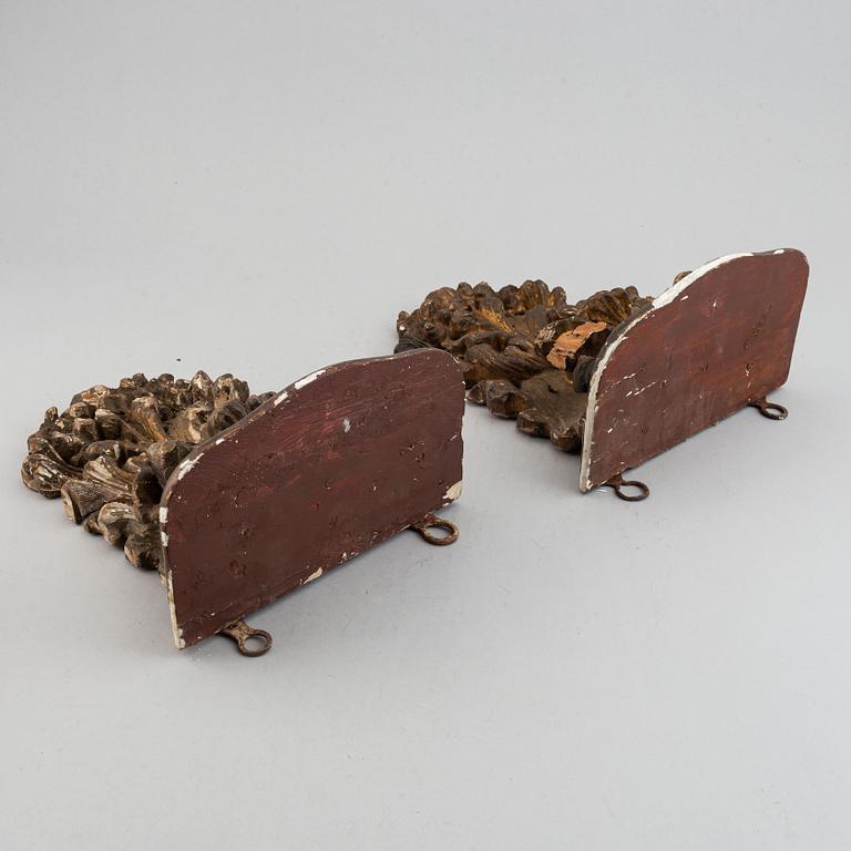A pair of carved wood wall sconces, 18th/19th century.
