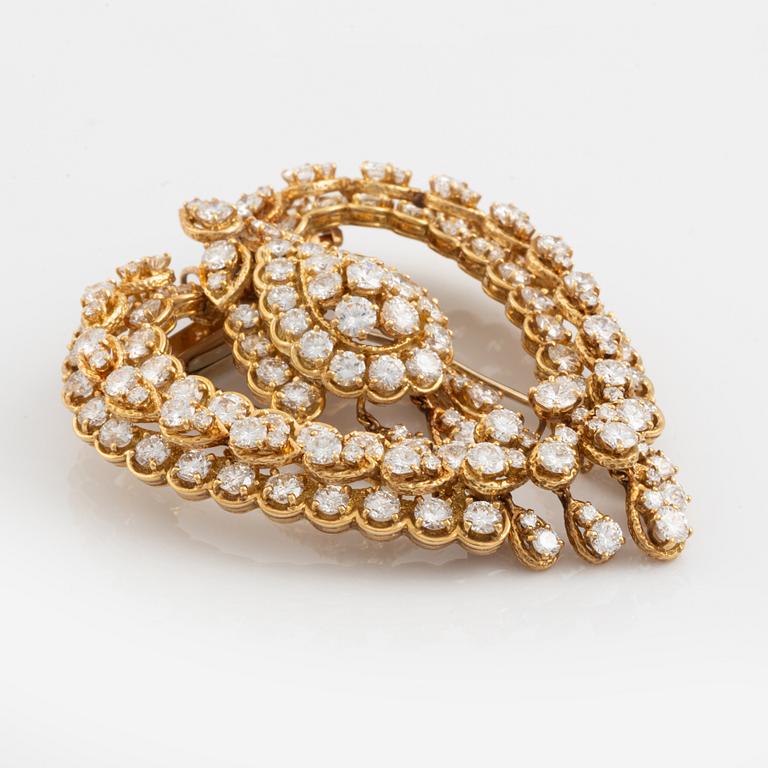 A Van Cleef & Arpels brooch/pendant  in 18K gold set with round brilliant-cut diamonds.