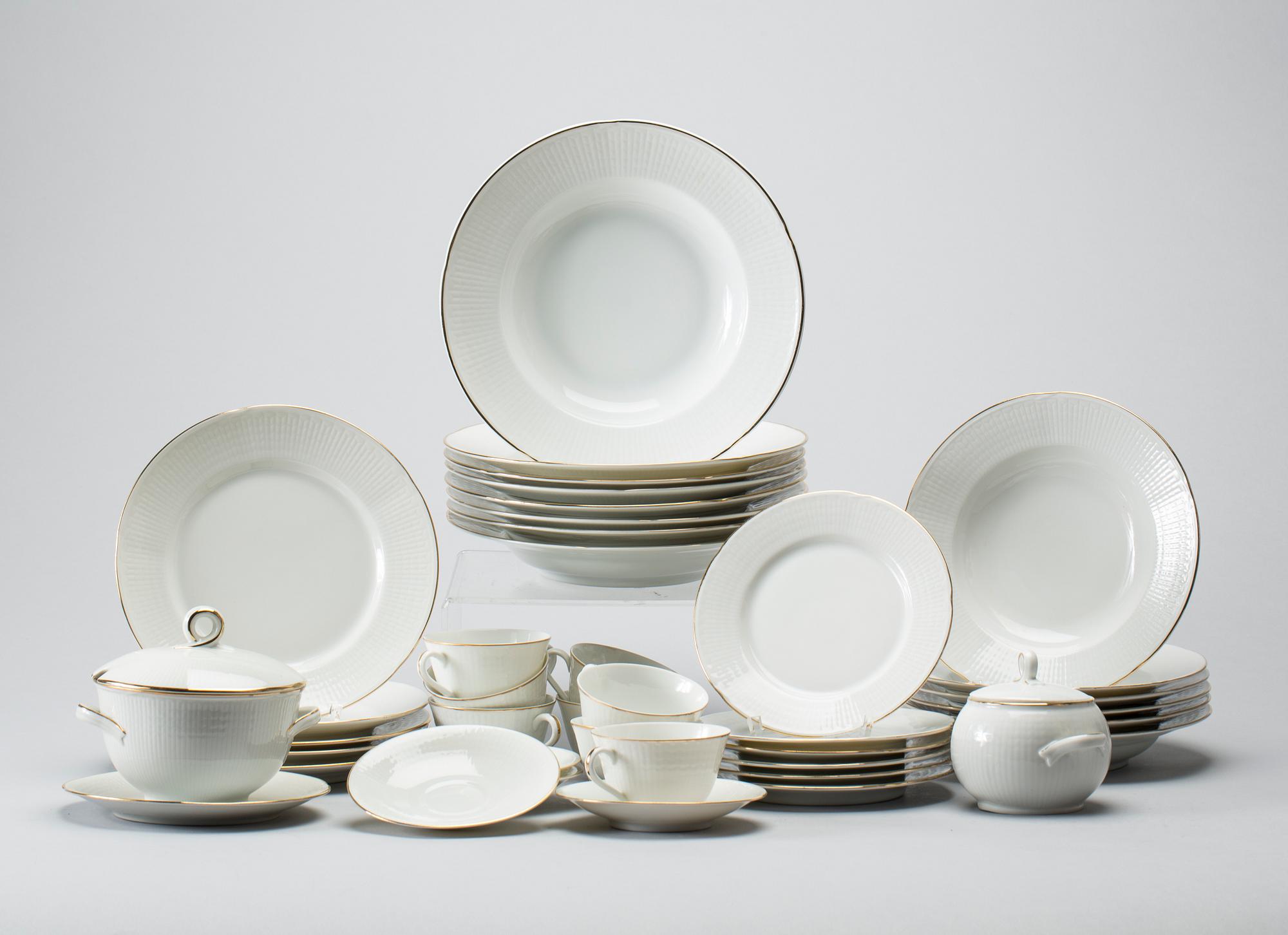 SERVISDELAR, 65+3 delar, "Swedish grace",  Louise Adelborg för Lidköping samt Rörstrand. 1900-tal.