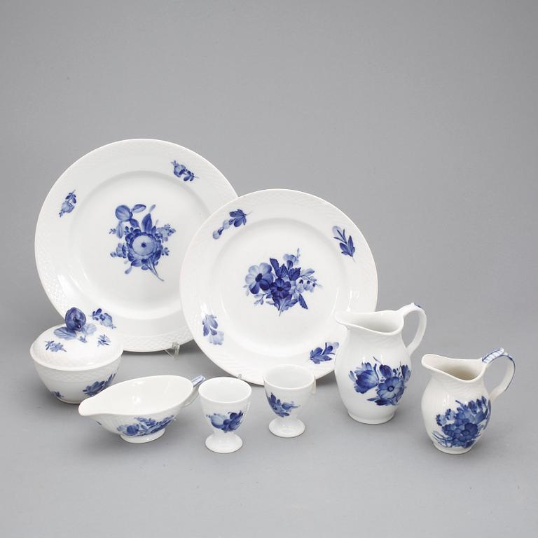 SERVISDELAR, ca160+8 delar, porslin, "Blå blomst", Royal Copenhagen, 1900-tal.