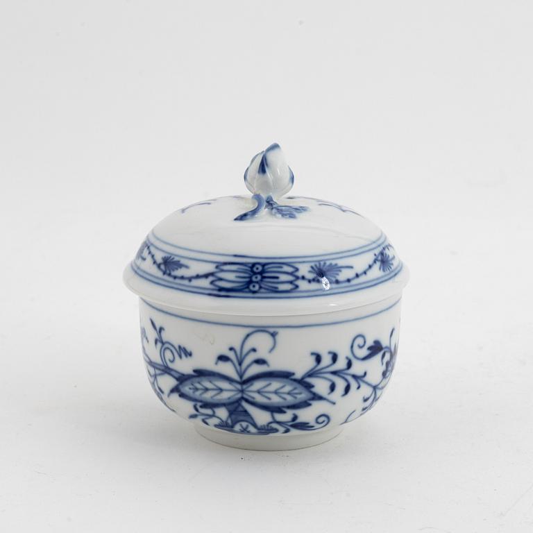 Servisdelar, 7 st, porslin,
"Zwiebelmuster/Lökmönstret", Meissen, 1900-talets första hälft.