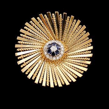 BROSCH, 18 k guld med briljantslipade diamanter samt safir. Total vikt ca 24 gram.