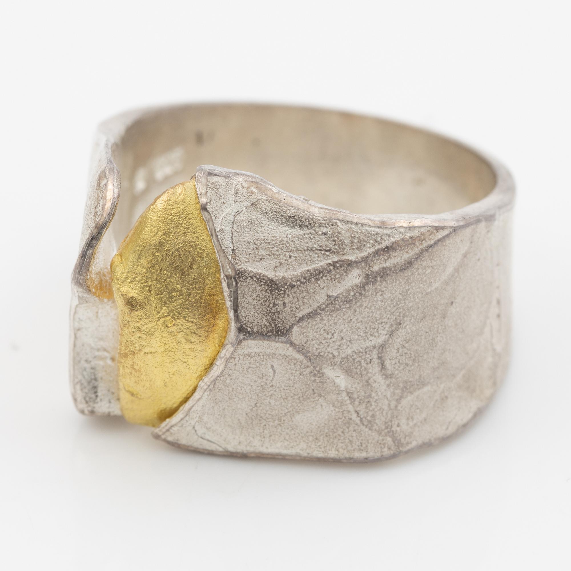 Ring silver och förgyllt silver.