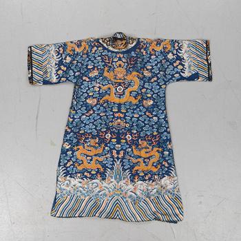 A Chinese robe, embroidered silk. Late Qing dynasty (1644–1911).