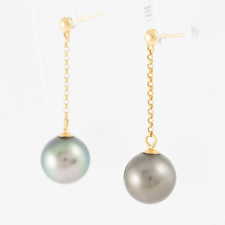 Örhängen, ett par, 18K guld med odlade pärlor.