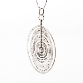 Tapio Wirkkala, hänge "Silvermåne", sterling silver, Westerback, Helsingfors 1971, kedja medföljer.