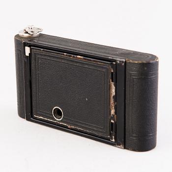 Set of five cameras, with accessories, 1920-50-tal.