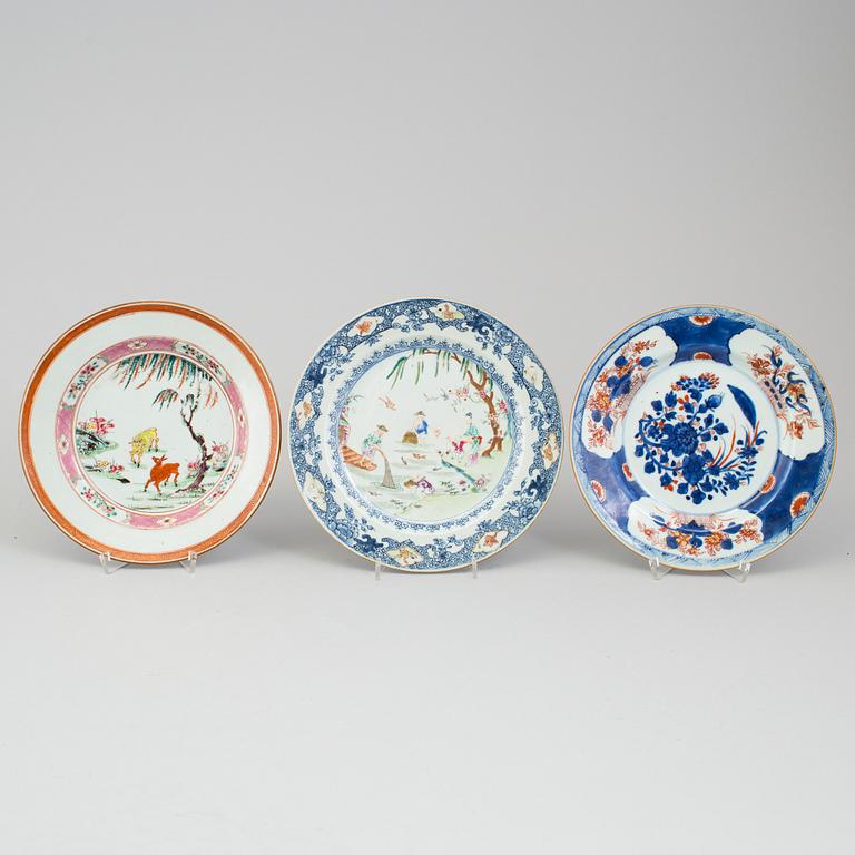 Six chinese famille rose and imari porcelain plates. Qing dynasty, 18th century.