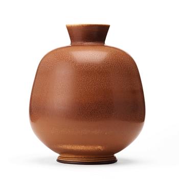 176. Berndt Friberg, a brown glazed stoneware vase, Gustavsberg studio 1973.