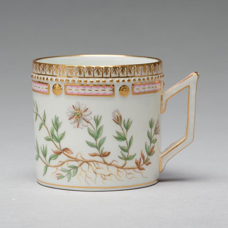 KAFFEKOPPAR med FAT, åtta stycken, porslin. "Flora Danica", Royal Copenhagen, Danmark.