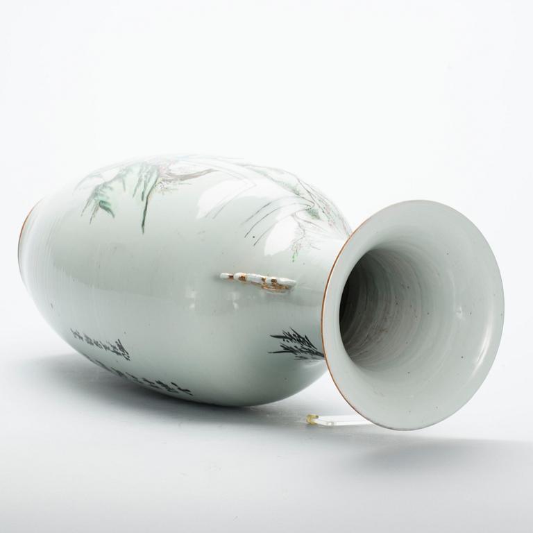 GOLVVAS, porslin, Kina, 1900-talets första hälft.