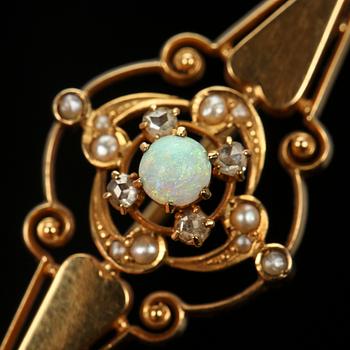 BROSCH, 18 k guld med opal, pärlor samt diamanter. Stämplad "EM", 1897. Vikt ca 3,8 g.