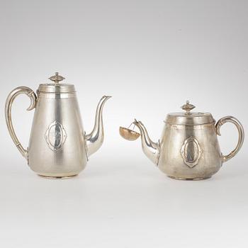 TE- samt KAFFEKANNA, silver, sannolikt William Summers, London, England, 1863. Vikt ca 1716 g.