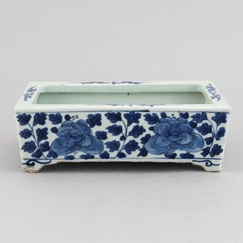 A blue and white porcelain pot, Qing dynasty, 18th-19th century.