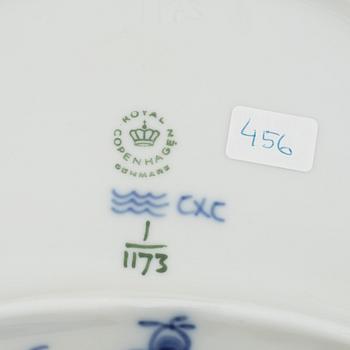 Fat, porslin, Royal Copenhagen, "Musselmalet helblond", modell 1173, 1974-78.