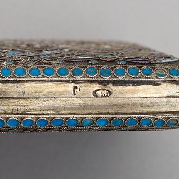 Cigarettetui, silver och cloisonnéemalj, icke identifierad mästarstämpel, Moskva 1908-1917.