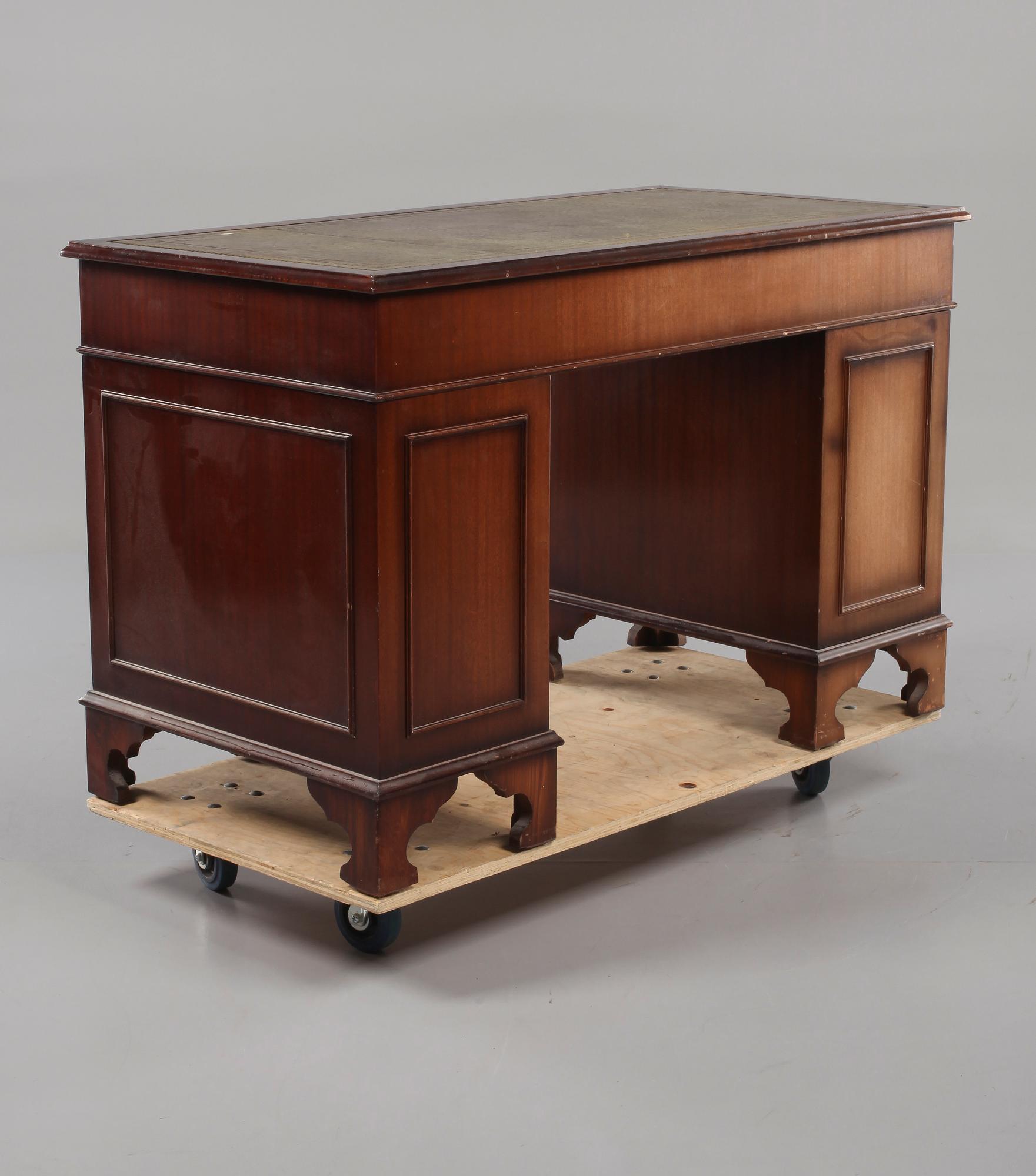 SKRIVBORD, engelsk stil, 1900-talets andra hälft.