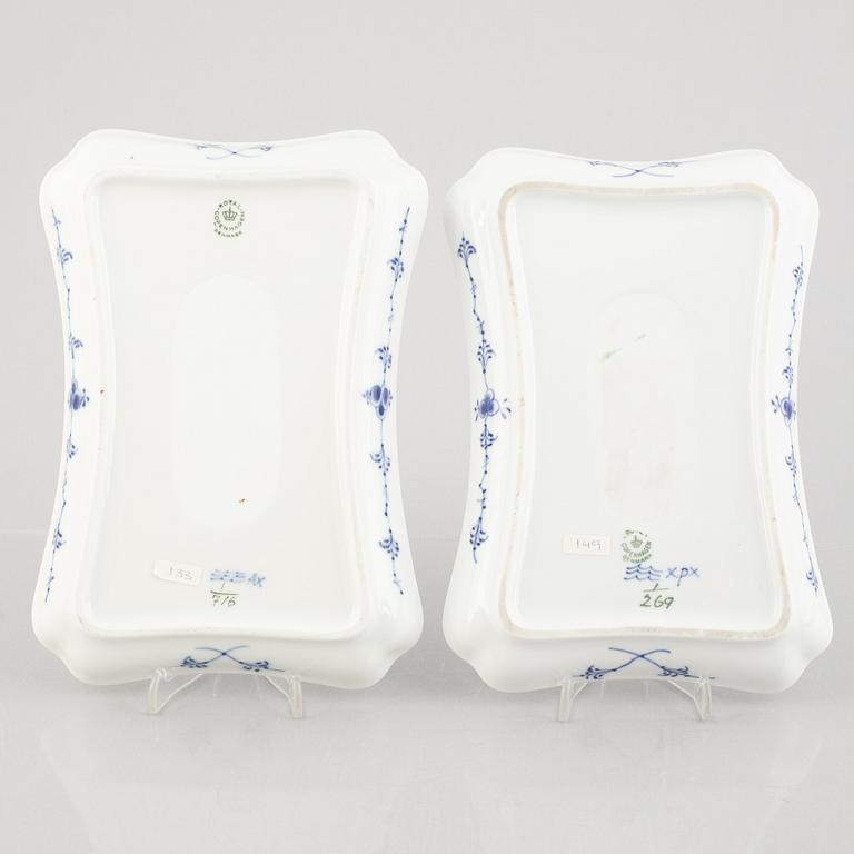 Two 'Blue Fluted' / 'Musselmalet riflet' serving dishes / trays, Royal Copenhagen, model 269 and 716, 1960s.