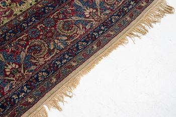 A Kerman carpet, approx. 420 x 300 cm.