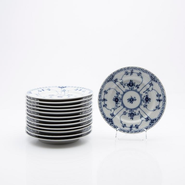 Royal Copenhagen, servisdelar, 26 delar, porslin, "Musselmalet", Danmark.