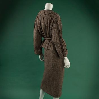A TWO PIECE CHANEL SUIT, size 38 (FR).