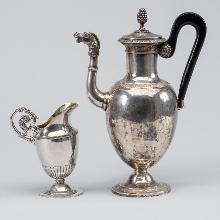 KAFFEKANNA samt GRÄDDKANNA, silver, Adolf Zetelius 1816/1826, vikt ca 1040 g.